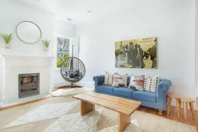 Image de Restez avec Lucky Savannah: Retraite bohème rénovée avec porche et parking