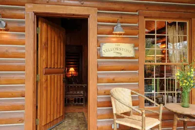 Image de Yellowstone - Chalet confortable en rondins dans la vallée de la rivière Madison avec piscine extérieure partagée