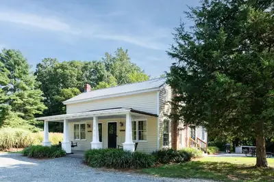 Image de Nouveau! Charmant bungalow de carrière en pierre de savon rénové des années 1930