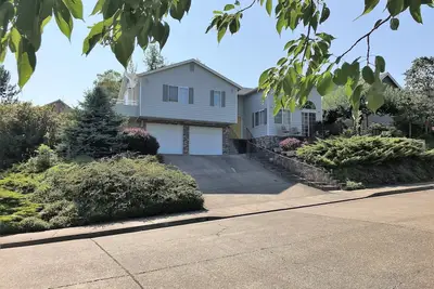 Image de Naturellement éclairée Hillside home - Idéal pour votre mission professionnelle