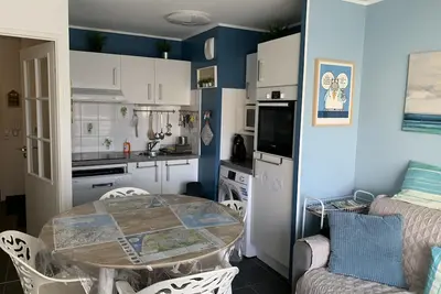 Image de Appartement familial près de la plage avec parking et balcon verdoyant