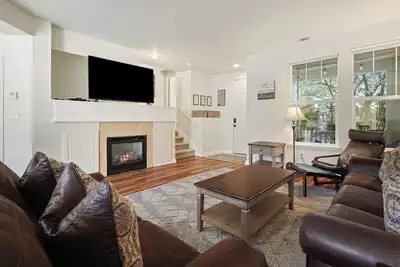 Image de Old Mill Magic - Jacuzzi, climatisation, moderne et moderne, niché entre Old Mill et le centre-ville