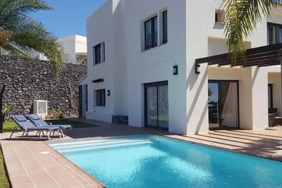Image de Villa de luxe dans un endroit fantastique avec piscine