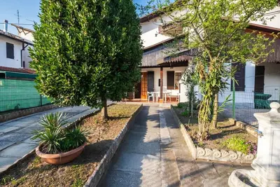 Image de Élégante villa, 3 pièces avec 2 salles de bains, climat et grand patio, barbecue