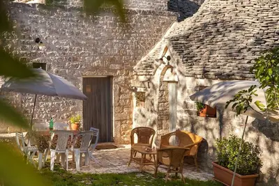 Image de Trullo original au sommet d'une colline