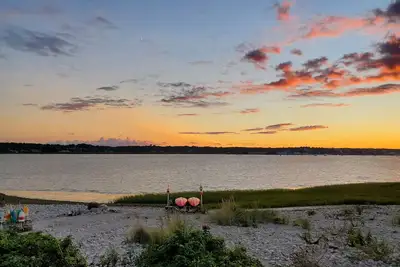 Image de Superbe Oceanfront Gem, entouré d'eau, emplacement incomparable
