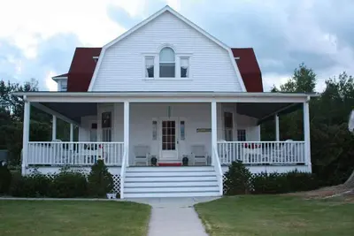 Image de Grand Old Lakefront Cottage