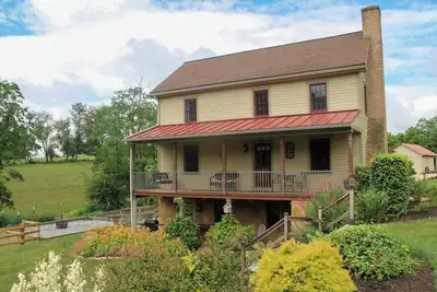 Image de Maison de campagne rustique dans le sud de Lancaster avec une piscine commune.