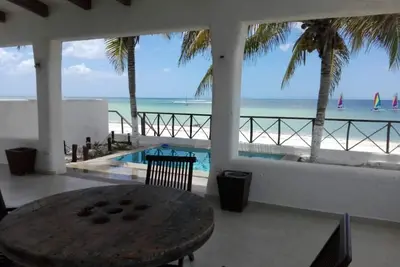 Image de Piscine sur la plage en bord de mer Sparkling Tv par satellite et Wifi