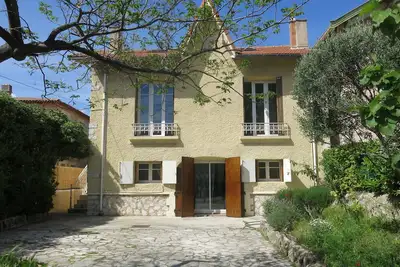 Image de Maison avec jardin sur une colline