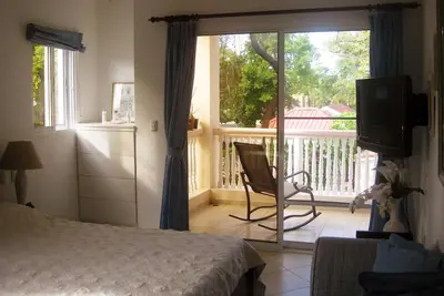 Image de Condo 1bd avec grand salon à quelques pas de la plage de sable, avec Wi-Fi et télévision par câble