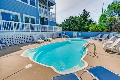 Image de Équipements haut de gamme, vue sur la mer, piscine, bain à remous, salle de jeux, linge de maison, promenade sur la plage
