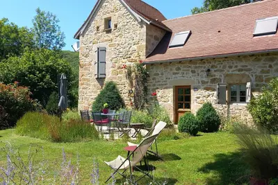 Image de Gîte Quercy, charme authentique, grand confort, jardin arboré, piscine naturelle