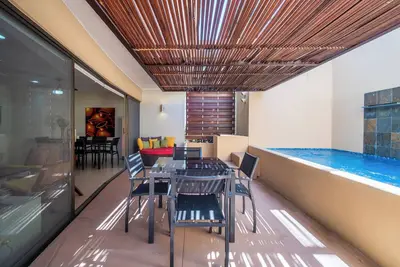 Image de Idéalement situé avec piscine privée