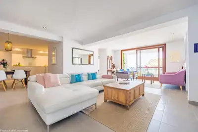 Image de Maison de 3 étages récemment rénovée avec vue sur la mer dans la vieille ville.
