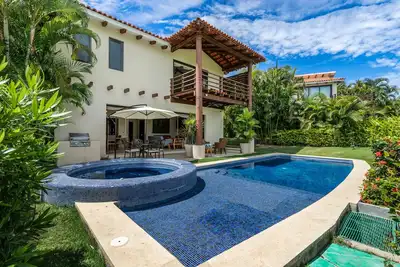 Image de La Serenata Villa, 4 chambres, comprend le ménage et la cuisine pour le petit déjeuner!