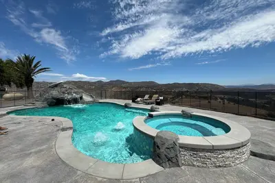 Image de Ranch moderne de plus de 3000 pieds carrés sur 10+ acres avec bain à remous - Surplombant Safari Park