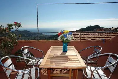 Image de Jolie maison dans le centre romantique de Poggi, Imperia, petite terrasse sur le toit avec vue sur la mer