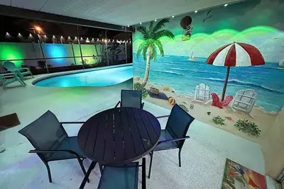 Image de Disney Beach House avec trois lits king-size, bain à remous et salle de jeux