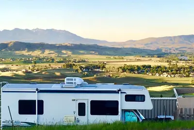 Image de Mystic Mountain Rv. . . 3 Nite min & est une location de Sationery (pas de conduite).