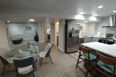 Image de Luxury 900sf 2 Bedroom, full kitchen, Private Entry at Denver International