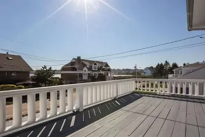 Image de Bonnet Shores Ocean View Beach House, seulement 2 maisons en bas de l'entrée de la plage! !