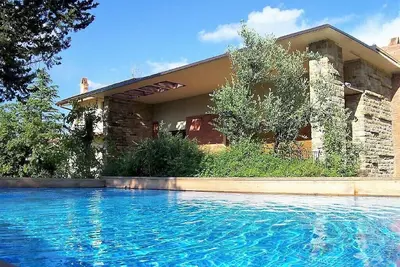 Image de Villa avec piscine privée et climatisation.