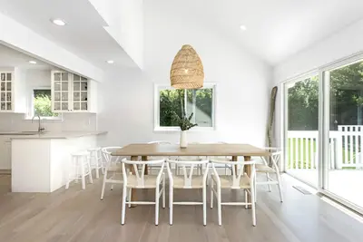 Image de Récemment rénovée, une escapade lumineuse et moderne avec une piscine chauffée à Southampton!