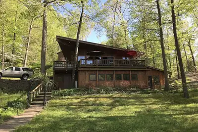 Image de Eagle Point Hideout est une maison de 3 chambres de 2300 pieds carrés en cèdre avec une vue pittoresque.