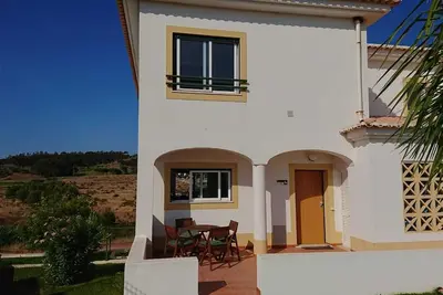 Image de Luxe et Spacieux 3 Bed fin de terrasse Linked Villa avec grande piscine