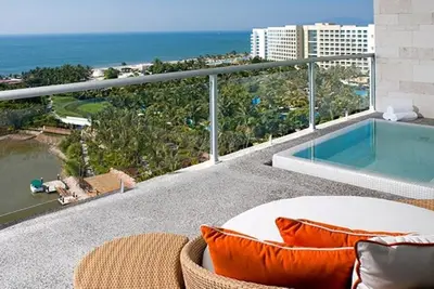 Image de Une suite luxueuse et merveilleuse 5 étoiles à 1 chambre avec grand balcon et piscine attenante