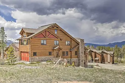 Image de Condo Fraser paisible avec patio - par des sentiers de randonnée!