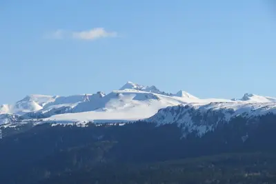 Image de Maison avec terrasse bois vu sur le Sancy idéal familles et randonneurs