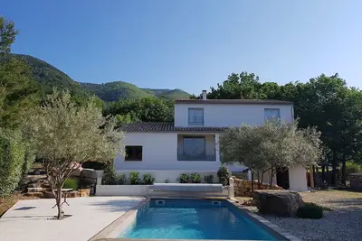Image de Villa avec piscine sans vis à vis  sur vaste terrain arboré