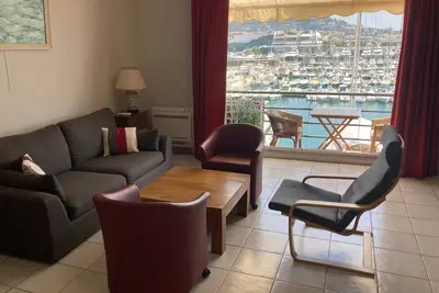 Image de Cannes Suquet. Sur vieux port. 2 chambres. 2 salles de bain. Clim. Ascenseur.