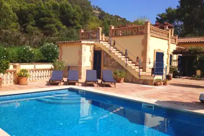 Image de Villa, piscine privée, située dans un acre de terrain à Port Andratx