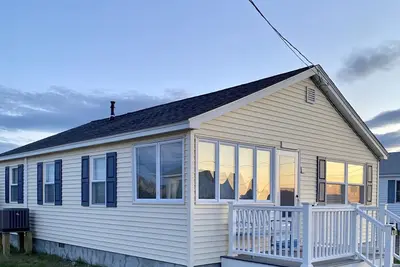 Image de Récemment rénové pour 2019: Harborview Hampton Cottage! \"Up The Beach\"!