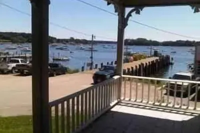 Image de Waterfront House avec vue sur le port et atmosphère authentique du Maine
