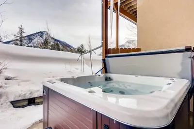 Image de Spa privatif, mont. Vues royales, grand patio privé, style montagnard classique, quartier calme