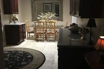 Image de Magnifique emplacement et spacieux! 3br, 2 salles de bain maison meublée!
