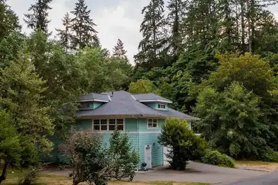 Image de Grande maison avec accès à la plage privée!