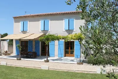 Image de Eyragues: Maison avec grand jardin et piscine privée.