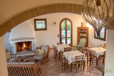 Image de Villa ancienne ferme rénovée avec piscine et grand jardin.