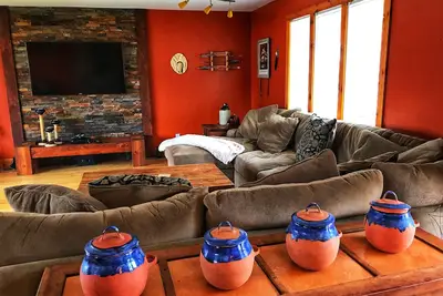 Image de Toes In The Sand Beach House: Osoyoos Lake Maison de 4 chambres dans un complexe balnéaire.