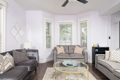 Image de Grande et moderne maison de luxe en duplex près de Boston et Cambridge avec parking gratuit