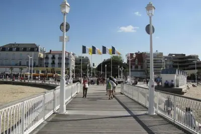 Image de Centre-ville, au calme, climatisation, Wi-Fi gratuit, à proximité de la gare.