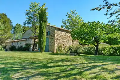 Image de Mas provençal typique avec piscine privée, 6 chambres et 5 salles de douche.