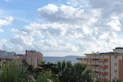 Image de T2 CLIMATISÉ Au Centre-Ville Du Lavandou