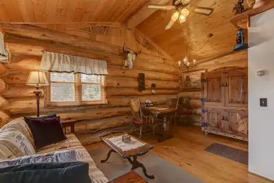 Image de Log Cabin confortable, calme et unique w / Mtn View: 4 mi au centre ville