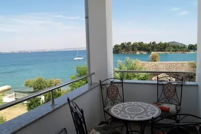 Image de Appartement de vacances à Preko avec terrasse, climatisation, Wi-Fi, lave-linge (4568-2)